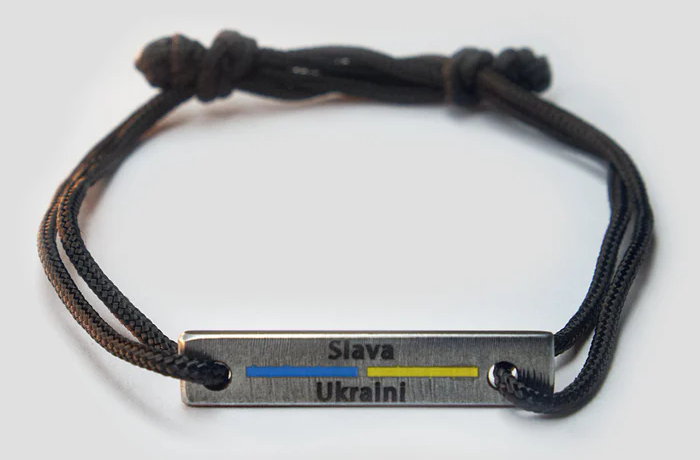 Slava Ukraini Paracord Bracelet with piece of rus Tank Skin obverse